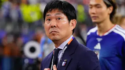 Dünya Kupası’nda akılalmaz anlar: Japon hoca sahaya tahtayla çıktı, herkes şoke oldu!