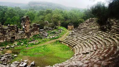 İdyros’ta hukuk çiğnendi: Tarihi alana iş makineleri girdi