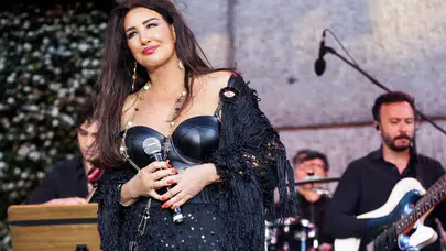 İş Kuleleri’nde Nükhet Duru ile cuma iş çıkışı coşkusu yaşandı