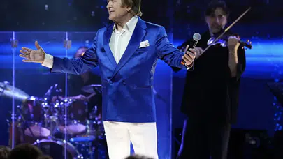 Erol Evgin İzmir'de hayranlarına unutulmaz bir gece yaşattı