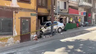 Bursa'da korku dolu dakikalar: Freni boşalan araç binaya saplandı!