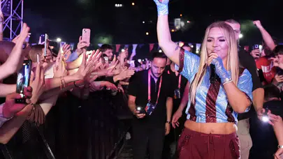 Demet Akalın Trabzon Kültür Yolu Festivali'nde kolbastı oynadı