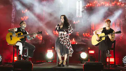 Model grubu Konya konserinde yeni şarkısını ilk kez seslendirdi