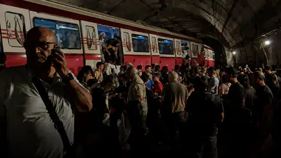 M4 hattında korku dolu anlar! Metro raydan çıktı, seferler durdu