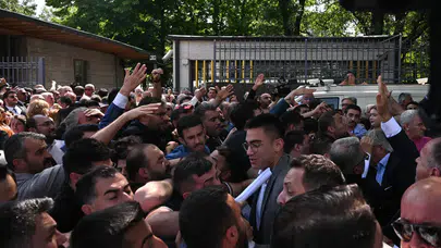 Meclis önünde birbirlerine girdiler! Kılıçdaroğlu ve Özel destekçilerinden yumruklu kavga