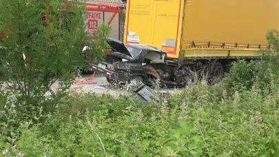 Samsun'da feci kaza: Otomobil tıra saplandı, 2 kişi hayatını kaybetti