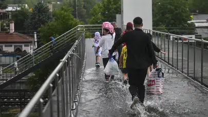 Başkent’te sağanak alarmı! Yollar göle döndü, ulaşım durma noktasına geldi