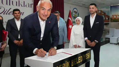Resmi temaslarda sıcak anlar: Bakan Ersoy'dan genç çifte büyük sürpriz!