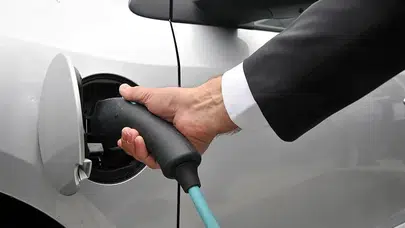 Tatil yolunda şarj sürprizine son: EPDK'dan elektrikli araçlar için fiyat hamlesi!