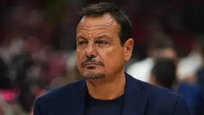 Yunanistan'da ortalık karıştı! Tecrübeli koç Ataman’dan rakip taraftara ezber bozan gönderme
