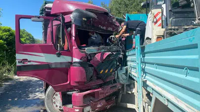 Manisa'da feci kaza: Belediye aracına çarpan kamyon can aldı!