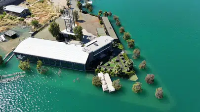 Atatürk Barajı Tam Doluluğa Ulaştı: Kıyıdaki Kafeler Kısmen Su Altında