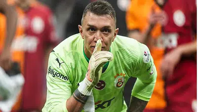 Özel jet iptal edildi, tarifeli uçakla döndüler! Muslera'yı yıkan Dünya Kupası