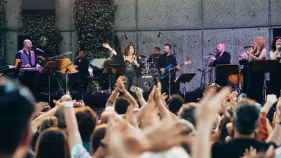 İş Sanat'ta coşku dolu gece! Nükhet Duru'dan unutulmaz performans!