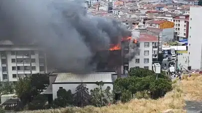 İstanbul’da korkutan yangın! 4 binanın çatısı aynı anda alevlere teslim