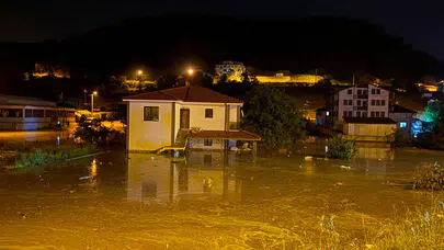Sakarya'da kabus gecesi! Dere taştı, ilçe sular altında kaldı