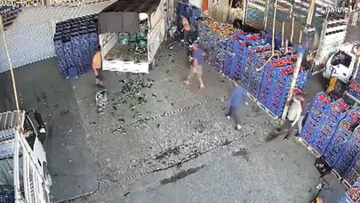Adana'da dehşet anları: İş yerinin önünde otururken kamyonet altında kaldı!