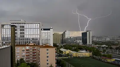 Başkentte aniden bastıran yağış hayatı felç etti: Yollar bir anda göl oldu