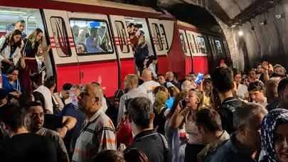 M4 hattında ne oldu, metro neden raydan çıktı, yaralı var mı, seferler durdu mu, hat ne zaman açılacak?