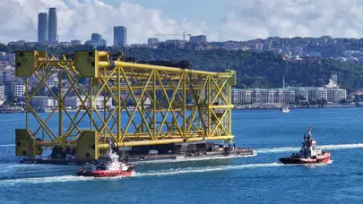 İstanbul Boğazı'ndan 350 metrelik sondaj platform iskelesi geçiş yaptı