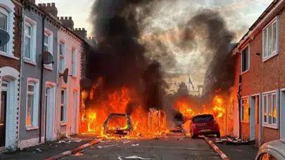 Belfast’ta etnik gerilim: Maskeli gruplar göçmenlerin evlerini ateşe verdi!