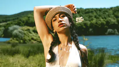 Melis Karaduman yeni teklisi Sonum Ol ile iddialı bir dönüş yaptı