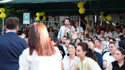Köklü okulda tartışmalı mezuniyet: Okul müdürünün konuşmasında sırt döndüler!