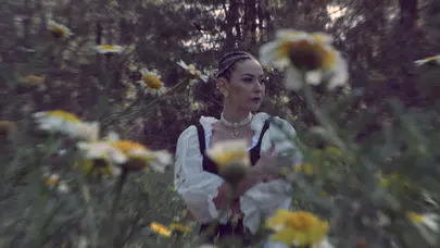 Yasemin Uğurlu yeni şarkısı Kızıl Topraklar'ı yayımladı