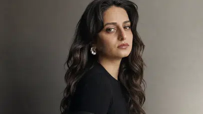 Sena Gül günümüz gençliğinin ekonomik burukluğunu anlattığı Bir Artı Bir EP'sini yayınladı