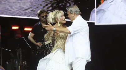 Ajda Pekkan yeni şarkısı Kalbim Senin'i ilk kez Harbiye'de seslendirdi