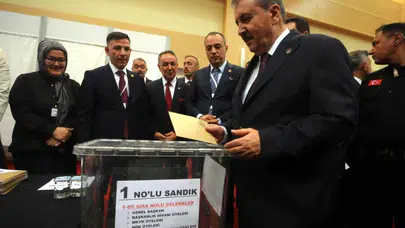 Mustafa Destici kullanılan oyların tamamını alarak yeniden BBP Genel Başkanı seçildi