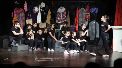 Merkezefendi’de sanat rüzgarı: minik oyuncular sahne tozunu yuttu!