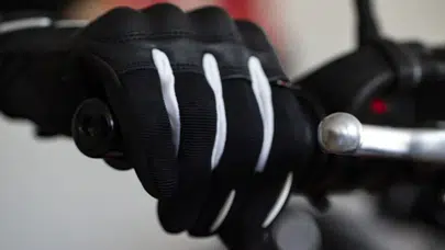 Trafikte tehlikeli hareketler yapan motosiklet sürücüsüne 48 bin lira ceza
