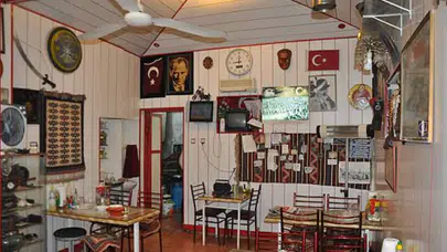 Halep’te antikalarla dolu tek masalık restoran