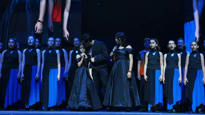 Gökhan Türkmen kızlarıyla aynı sahnede duygu dolu anlara imza attı