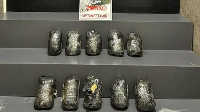 İzmir'de zehir tacirlerine darbe! 15 Kilo uyuşturucu ele geçirildi