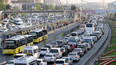Yollar kilit, duraklar hınca hınç! İstanbul'da pazartesi sabahı ulaşım felci