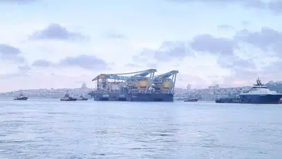 Köprülerin altından geçebilmek için küçüldü: Saipem 7000 İstanbul Boğazı’nda