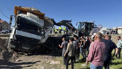 Kavşakta dehşet anları! Yolcu minibüsü kamyonla çarpıştı: Kimlikleri belli oldu