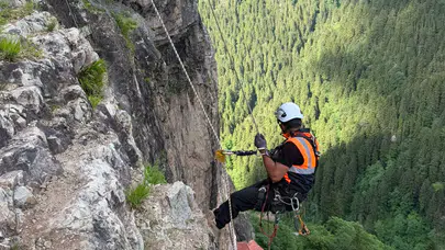 Dev kayalar dağcılar tarafından temizlendi: Sümela Manastırı ziyarete açıldı!