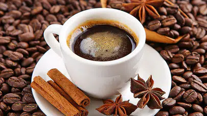 Kahvenin zararları nelerdir? Fazla kahve içmek zararlı mı, kalbi ve uykuyu nasıl etkiler? Çok kahve içmek tansiyonu yükseltıyor mu?