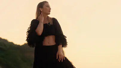 Zeynep Avcı "Ders Olsun" şarkısını yeni yorumuyla dinleyicilere sundu