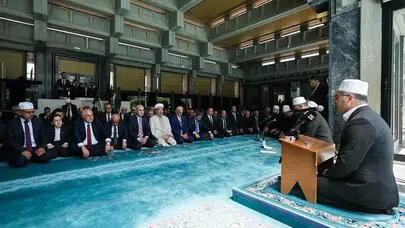 15 Temmuz Şehitleri TBMM’de dualarla anıldı: Meclis camisi’nde anlamlı buluşma