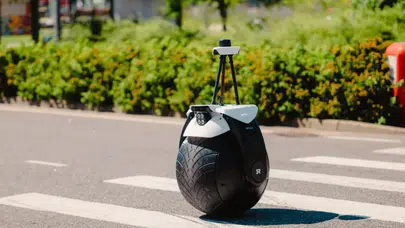 Güvenlik teknolojilerinde yeni çağ: Dünyanın ilk tek tekerlekli otonom robotu sahneye çıktı!