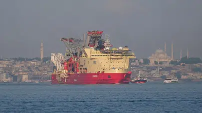 Doğal gaz boru hattı döşeme platformu İstanbul Boğazı'ndan geçiş yaptı