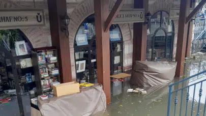 İstanbul'da şiddetli yağışın bilançosu: Sahaflar Çarşısı'nda kitaplar çöpe gitti