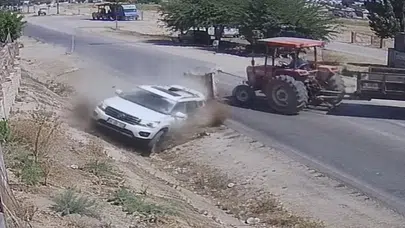 Adana'da 4 kişinin yaralandığı kaza güvenlik kamerasına yansıdı