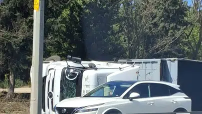 Kırklareli'de korkutan kaza: Tır devrildi