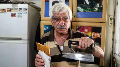 Adana’da görenleri şaşırtan gelenek: 50 yıllık ütüyle hazırlanan meşhur tost