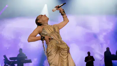Ziynet Sali Paribu Vadi Açıkhava konserinde gözyaşlarına boğuldu